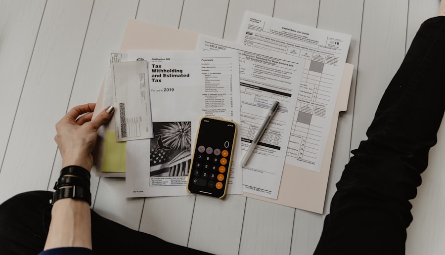 Documente financiare, calculator și laptop pe birou